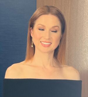 Ellie Kemper Instagram - 🚨MAJOR GLAM ALERT🚨 

Hair: @thebesthikari 
Hair color: @nikkicolorsnyc 
Makeup: @pellegrinokatie 
Styling: @meemmap