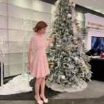 Ellie Kemper Instagram - Holiday content at ALL OUT MAX🎄🎄🎄 . . . 💄 @pellegrinokatie 👗 @meemmap 💇‍♀️ @aleshaoak @nikkicolorsnyc