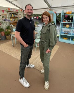Ellie Kemper Instagram - GABS dump!!! The #GreatAmericanBakingShow @therokuchannel ps bakers can someone please send me a group pic of all of us? You’ll notice there is one thing missing from this dump which is ALL OF YOU