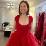 Ellie Kemper Instagram - Happy National #WearRedDay!!!! Today we are wearing red to champion women’s health. Cardiovascular disease affects 1 in 3 women, so today we urge ladies to wear red and to take care of your hearts ❤️❤️❤️❤️ @american_heart (I was sick with a cold and had to miss the @goredforwomen event but here is raw footage from my fitting) 👗 @style_byjordan & @meemmap 💄 NOT done by @pellegrinokatie 💇‍♀️ NOT done by @thebesthikari