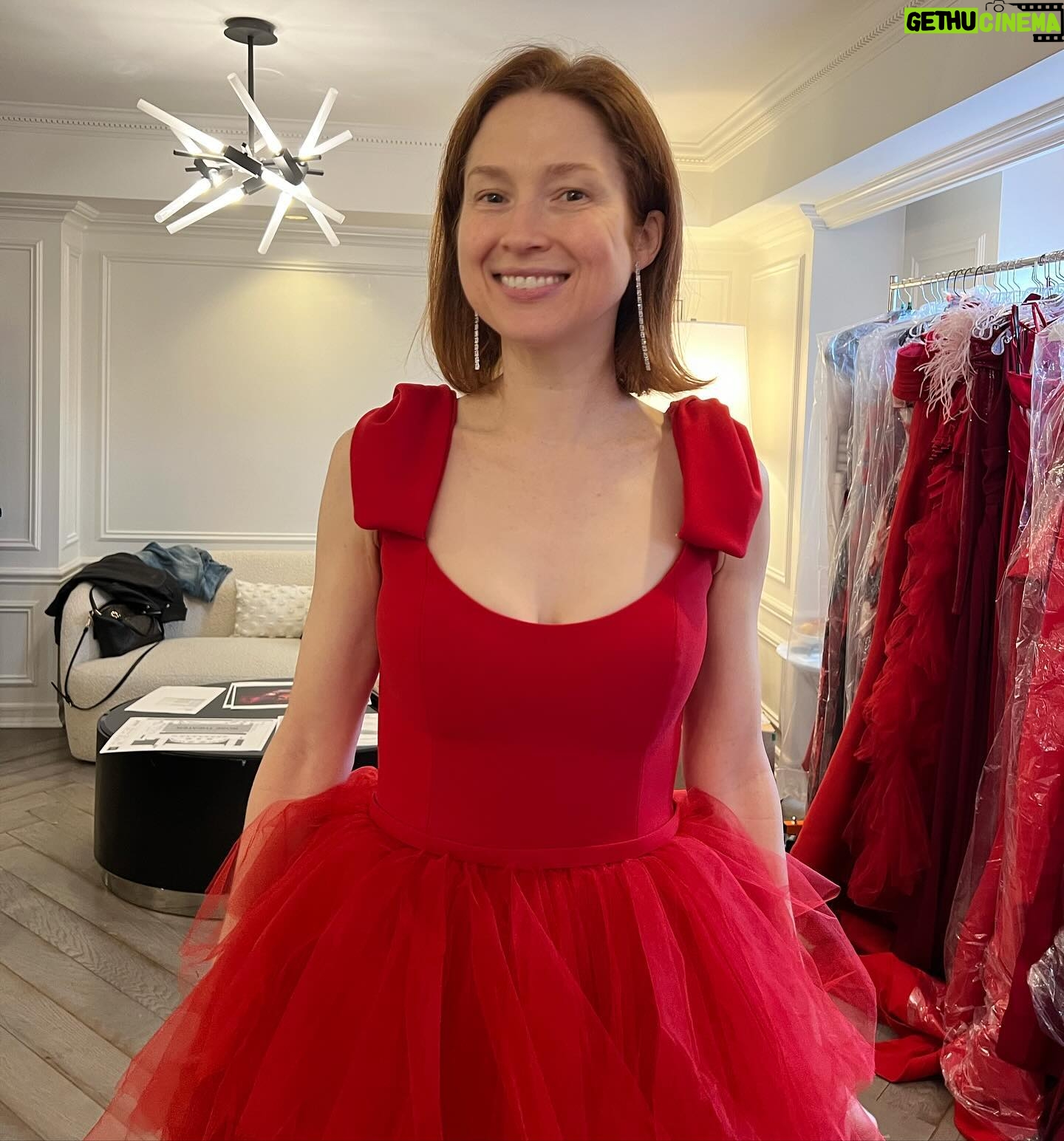 Ellie Kemper Instagram - Happy National #WearRedDay!!!! Today we are wearing red to champion women’s health. Cardiovascular disease affects 1 in 3 women, so today we urge ladies to wear red and to take care of your hearts ❤️❤️❤️❤️ @american_heart (I was sick with a cold and had to miss the @goredforwomen event but here is raw footage from my fitting) 👗 @style_byjordan & @meemmap 💄 NOT done by @pellegrinokatie 💇♀️ NOT done by @thebesthikari