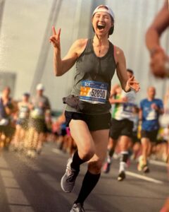 Ellie Kemper Instagram - GOOD LUCK to everybody participating in the @nycmarathon today!!!! YOU HAVE GOT THIS 💪💪💪 but let mine be a cautionary tale….and remember to pace yourselves ✌️