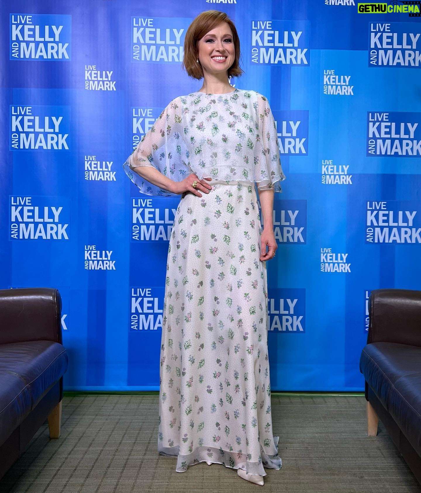 Ellie Kemper Instagram - Things got crazy at @livekellyandmark this morning!! Happy 27th Anniversary to the sweetest and best-looking couple in America ππ And be sure to watch #GreatAmericanBakingShow this Friday on @therokuchannel!