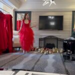 Ellie Kemper Instagram - Happy National #WearRedDay!!!! Today we are wearing red to champion women’s health. Cardiovascular disease affects 1 in 3 women, so today we urge ladies to wear red and to take care of your hearts ❤️❤️❤️❤️ @american_heart (I was sick with a cold and had to miss the @goredforwomen event but here is raw footage from my fitting) 👗 @style_byjordan & @meemmap 💄 NOT done by @pellegrinokatie 💇‍♀️ NOT done by @thebesthikari