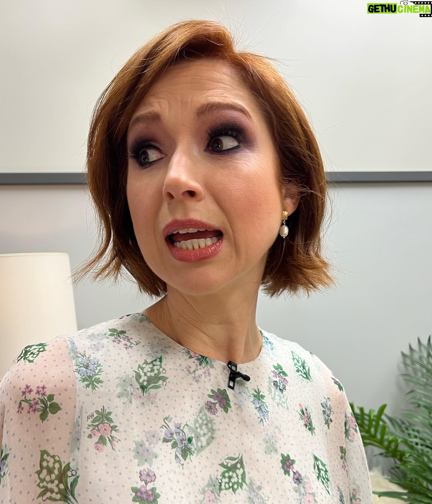 Ellie Kemper Instagram - Things got crazy at @livekellyandmark this morning!! Happy 27th Anniversary to the sweetest and best-looking couple in America ππ And be sure to watch #GreatAmericanBakingShow this Friday on @therokuchannel!