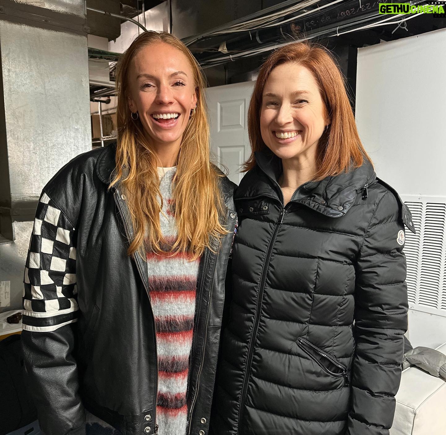 Ellie Kemper Instagram - An absolutely joyful evening hanging with the magical @aliontherun1 and her band of angels last night!! So much fun chatting about running, purpose, egg custard, Mile 20, proms, playlists, and Eric Johnson (IYKYK). Ali Feller brings so much light to the world and man am I grateful for that. OH AND did I mention I got to meet icons @keiradamato and @becsgentry?? Cause that happened too. Yay running, yay marathons!!! 🩷🩷🩷 📸 @jzsnapz (thank you!!)