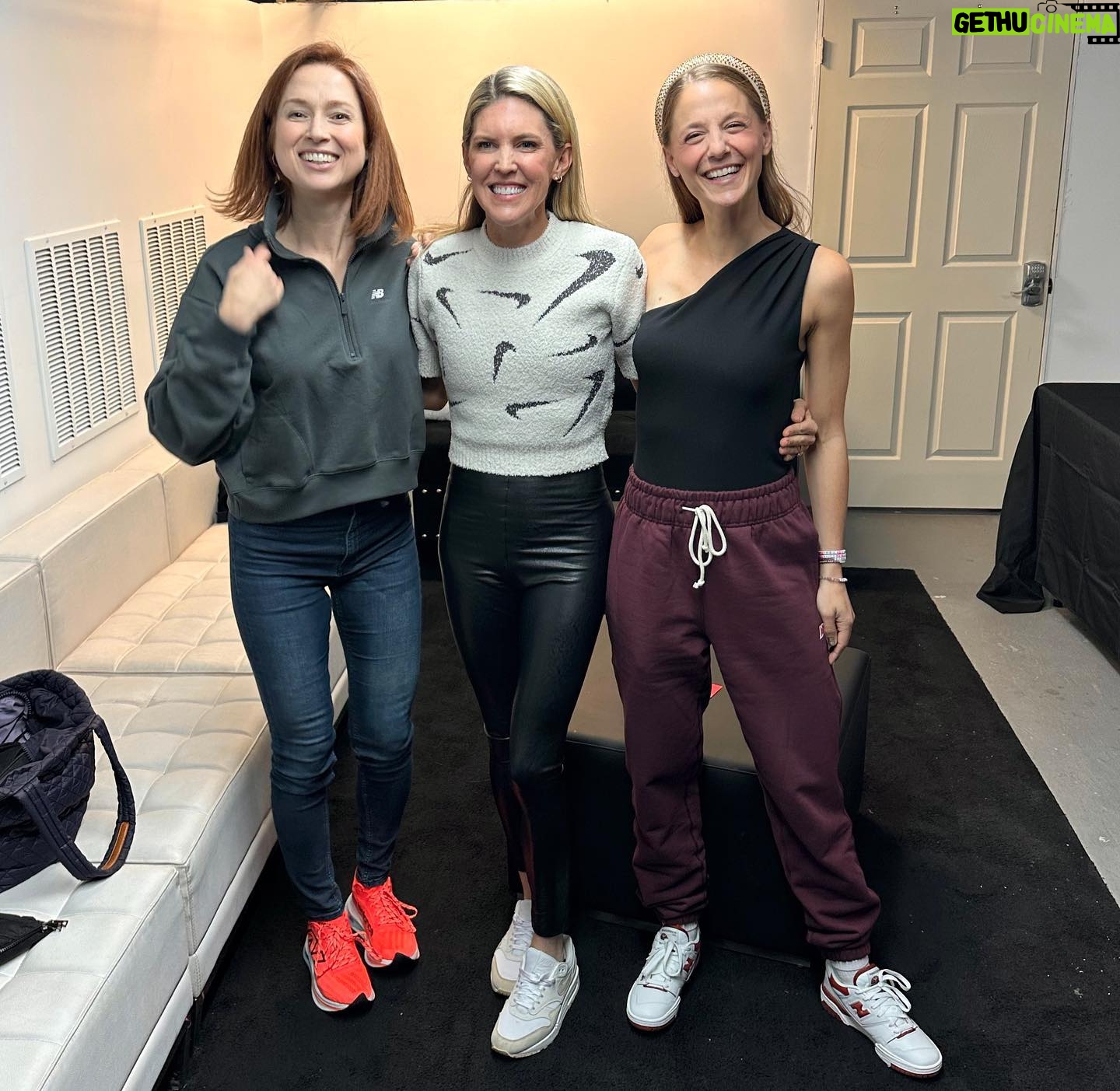 Ellie Kemper Instagram - An absolutely joyful evening hanging with the magical @aliontherun1 and her band of angels last night!! So much fun chatting about running, purpose, egg custard, Mile 20, proms, playlists, and Eric Johnson (IYKYK). Ali Feller brings so much light to the world and man am I grateful for that. OH AND did I mention I got to meet icons @keiradamato and @becsgentry?? Cause that happened too. Yay running, yay marathons!!! 🩷🩷🩷 📸 @jzsnapz (thank you!!)