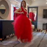 Ellie Kemper Instagram - Happy National #WearRedDay!!!! Today we are wearing red to champion women’s health. Cardiovascular disease affects 1 in 3 women, so today we urge ladies to wear red and to take care of your hearts ❤️❤️❤️❤️ @american_heart (I was sick with a cold and had to miss the @goredforwomen event but here is raw footage from my fitting) 👗 @style_byjordan & @meemmap 💄 NOT done by @pellegrinokatie 💇‍♀️ NOT done by @thebesthikari