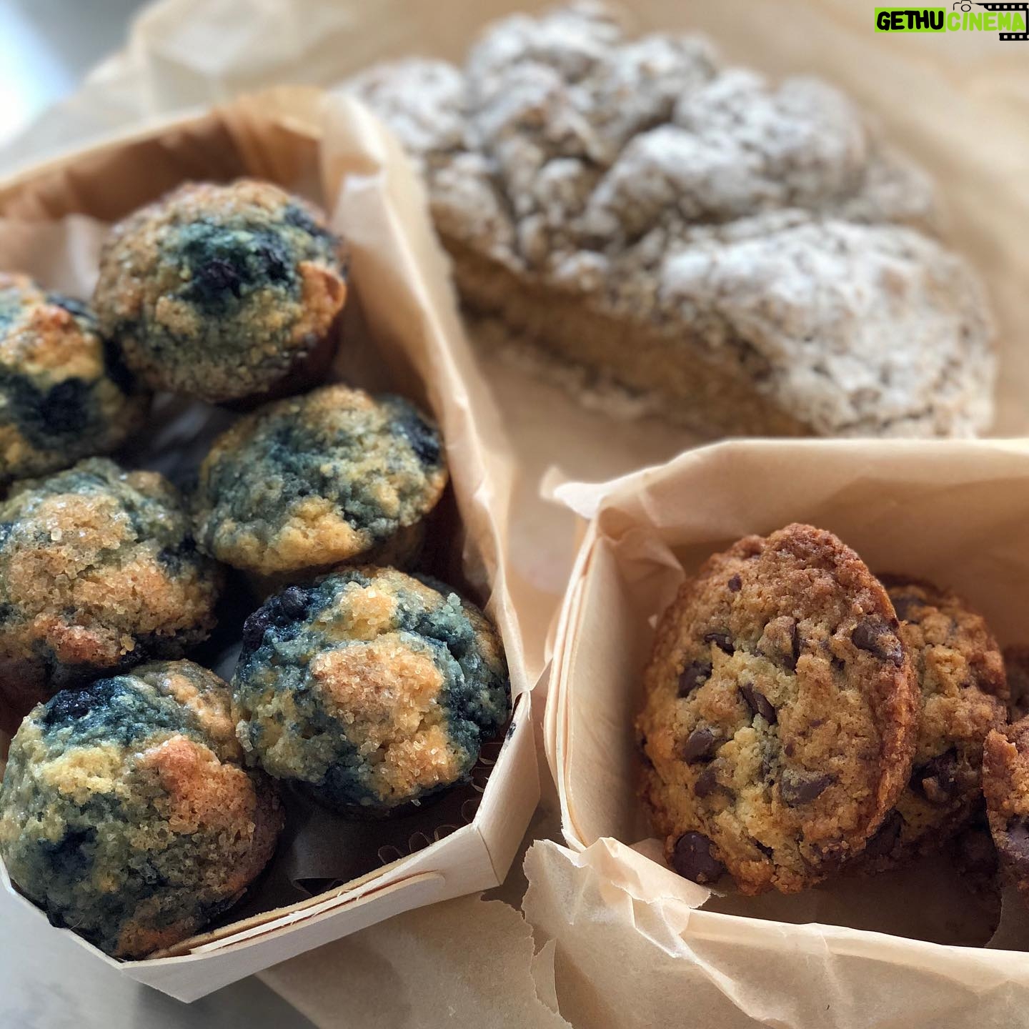 Ellie Kemper Instagram - Honestly it’s a bundle of delicious homemade treats our neighbor baked for us today. For no real reason at all. She’s just nice. Here’s to kind neighbors. Good night! 💙❤️💙❤️