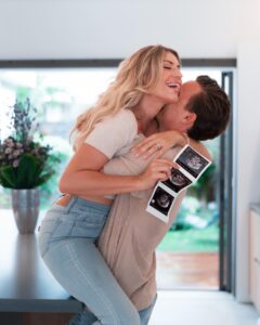 Elsa Dasc Instagram - Il suffisait juste d’y croire très fort.. 🥹 Après tout le chemin qu’on a parcouru nous sommes heureux de vous annoncer que nous allons enfin accueillir notre petit bébé🍼 Mon amour je te remercierai jamais assez d’avoir été mon pilier à chaque étape qui a suivi, on se sera battu depuis le début pour créer notre famille et ce jusqu’à la fin. Je suis si reconnaissante de la vie même de tous ces obstacles qu’on a su traverser, nous savoir si soudés dans la joie comme dans la peine c’est bien ce qu’on s’était promis 💍 Je t’aime 💘 #parentstobe