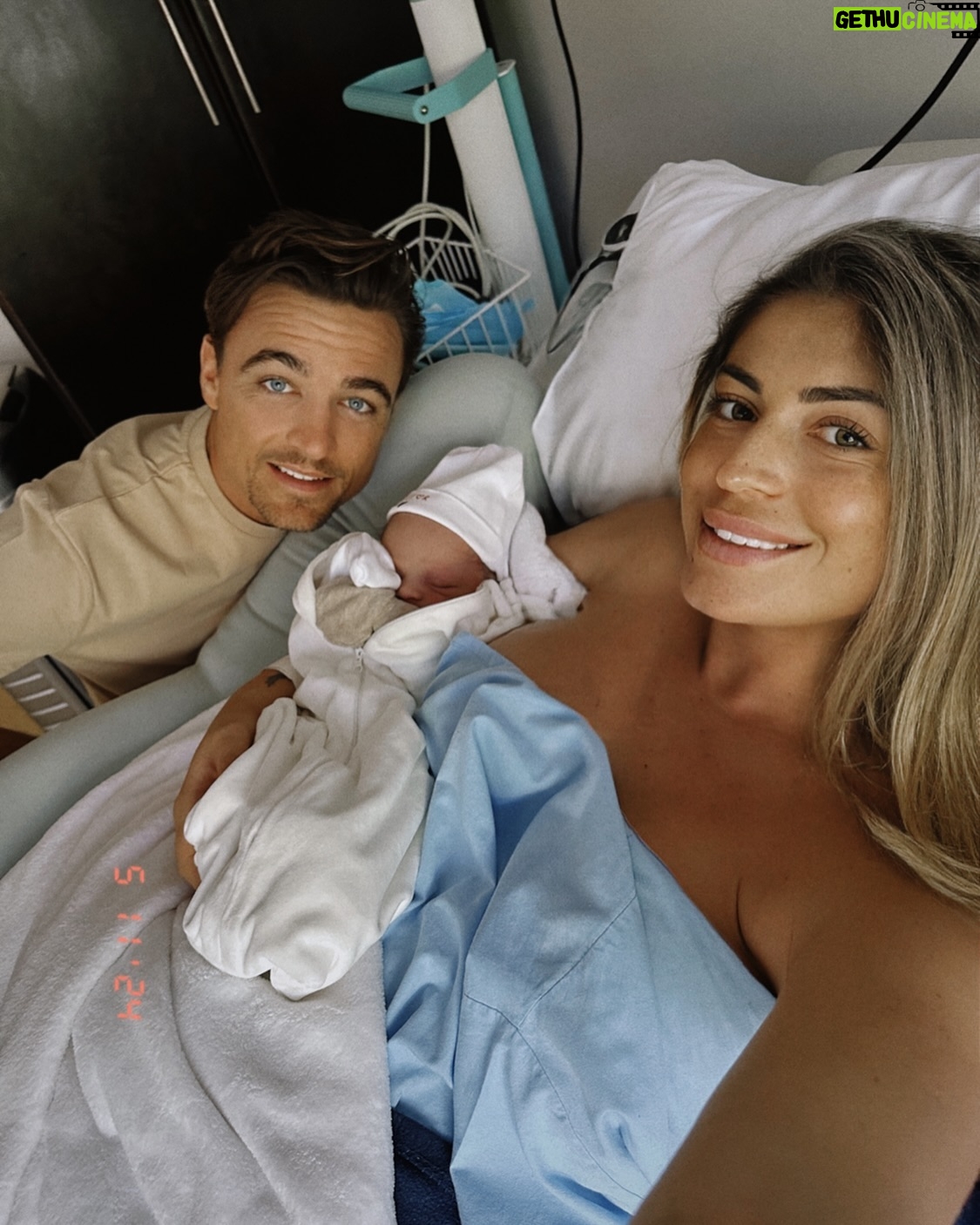 Elsa Dasc - 232.9K Likes - Le rêve est devenu finalement réel 🤍🥹
Le Samedi 11 Mai 2024, la rencontre de l’amour infini
Un nouveau chapitre de notre vie
Bienvenue au monde à notre petit cœur, Hector 💫