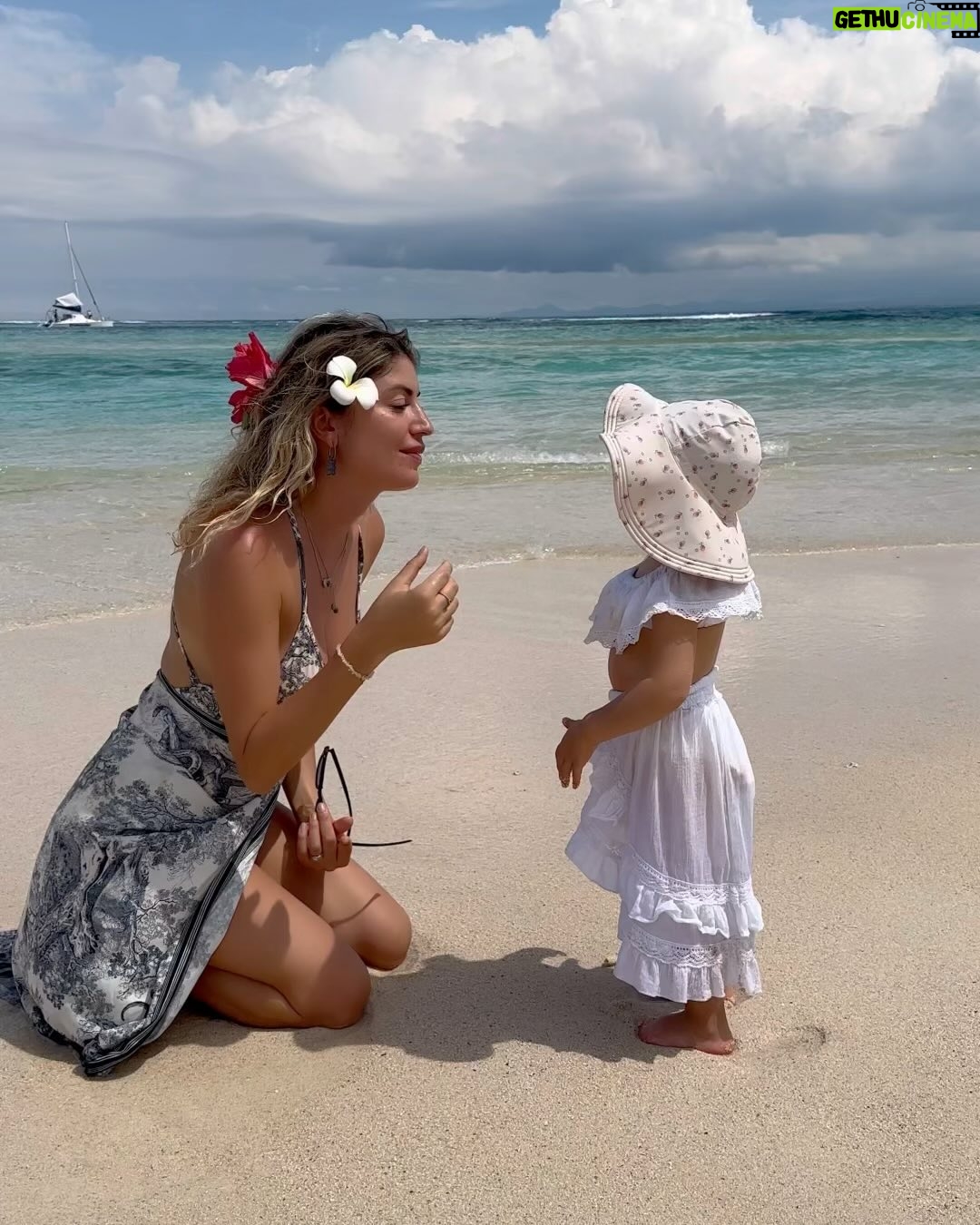 Elsa Dasc - 35.7K Likes - 🎂 5 choses qui ont rendu mes 29 ans unique
1. Le retour de ma Chiara 🤍
2. Un gâteau si parfait 🍰
3. Des parents heureux😍
4. La présence de mes amis🎵
5. Mes chaussures de mer🪼
#birthdaygirl #islandlife #mauritius
⚓️ @zilecruise
🧁 @pensee_gourmande
Collaboration commerciale