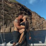 Elsa Dasc Instagram - Bon dimanche à tous 🌊⚓️ Cette dernière ligne droite me fait penser que j’ai tout de même eu une grossesse magnifique malgres les complications du avant, même si nous ne sommes pas un couple parfait, tu l’a quand même été pour moi à chaque étape qui a suivi, je t’aime ♾️