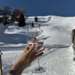 Elsa Dasc Instagram – Camera Roll d’une journée de Noël parfaite:
1. Cure of water 💦
2. Parents to be 💌
3. I like the view 🏔️
4. With my Barbie girl 🎀
5. Let it snow ❄️
6. Table details 🍽️
7. My Santa baby 🎅