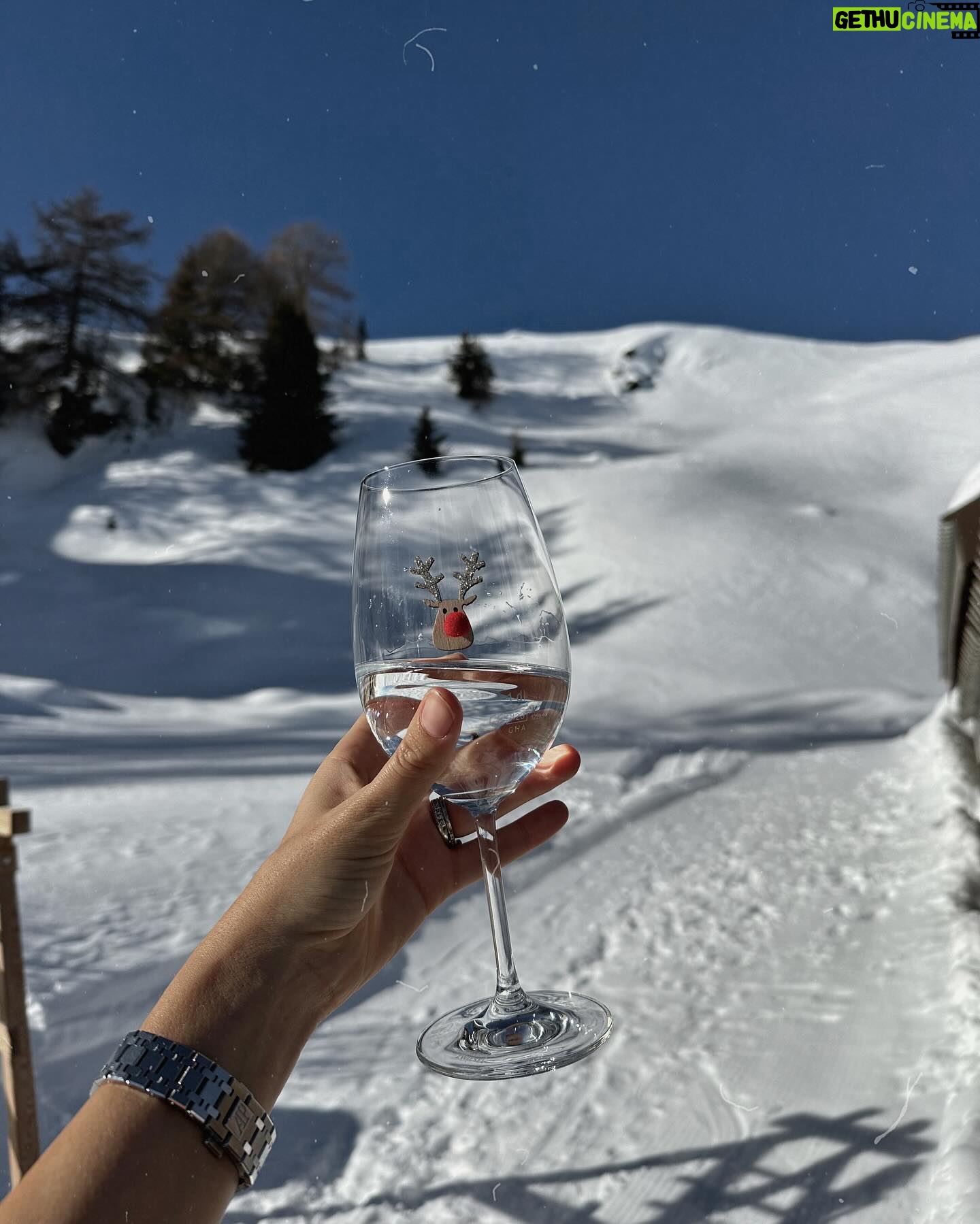 Elsa Dasc Instagram - Camera Roll d’une journée de Noël parfaite: 1. Cure of water 💦 2. Parents to be 💌 3. I like the view 🏔️ 4. With my Barbie girl 🎀 5. Let it snow ❄️ 6. Table details 🍽️ 7. My Santa baby 🎅