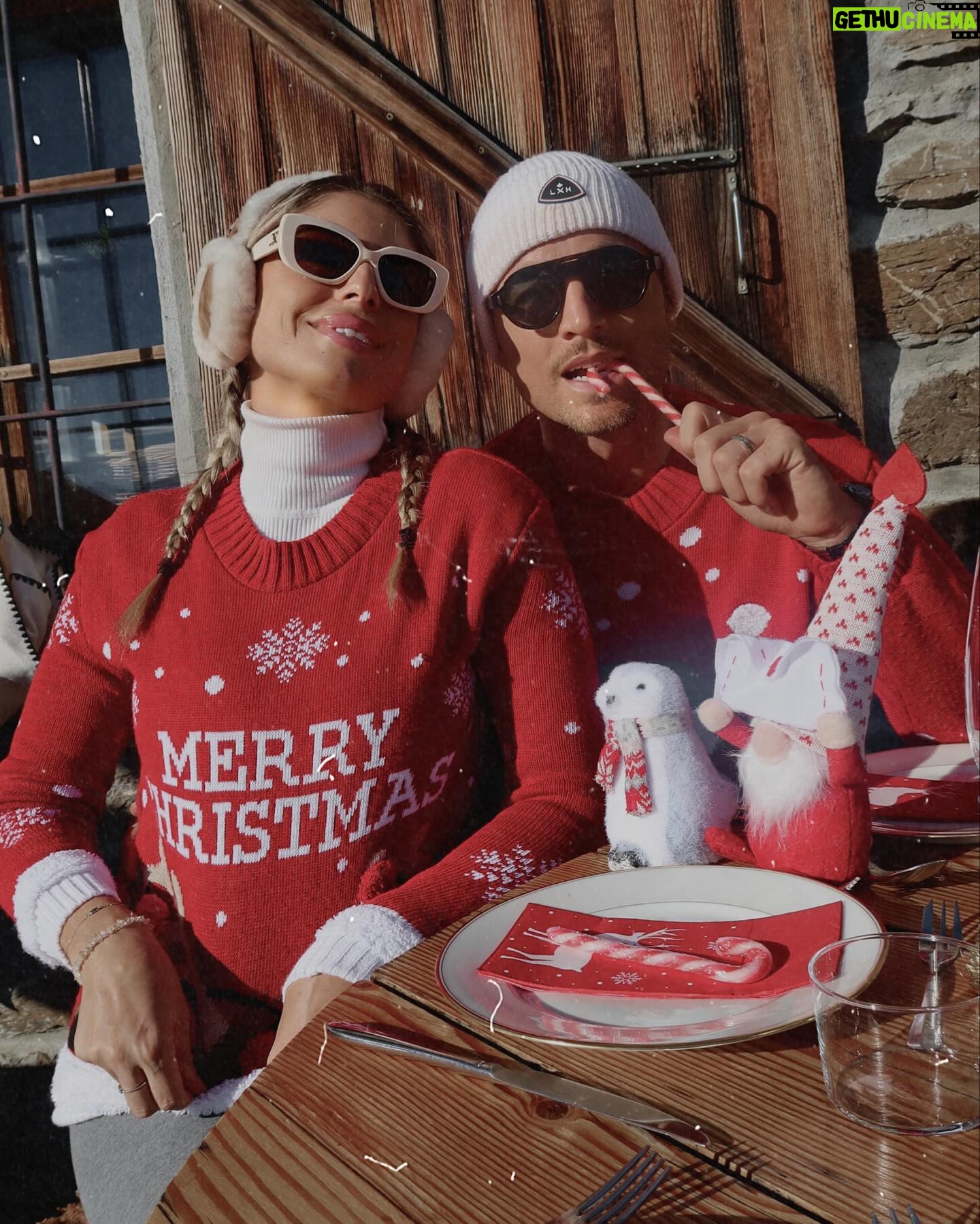 Elsa Dasc Instagram - Camera Roll d’une journée de Noël parfaite: 1. Cure of water 💦 2. Parents to be 💌 3. I like the view 🏔️ 4. With my Barbie girl 🎀 5. Let it snow ❄️ 6. Table details 🍽️ 7. My Santa baby 🎅