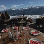 Elsa Dasc Instagram – Camera Roll d’une journée de Noël parfaite:
1. Cure of water 💦
2. Parents to be 💌
3. I like the view 🏔️
4. With my Barbie girl 🎀
5. Let it snow ❄️
6. Table details 🍽️
7. My Santa baby 🎅