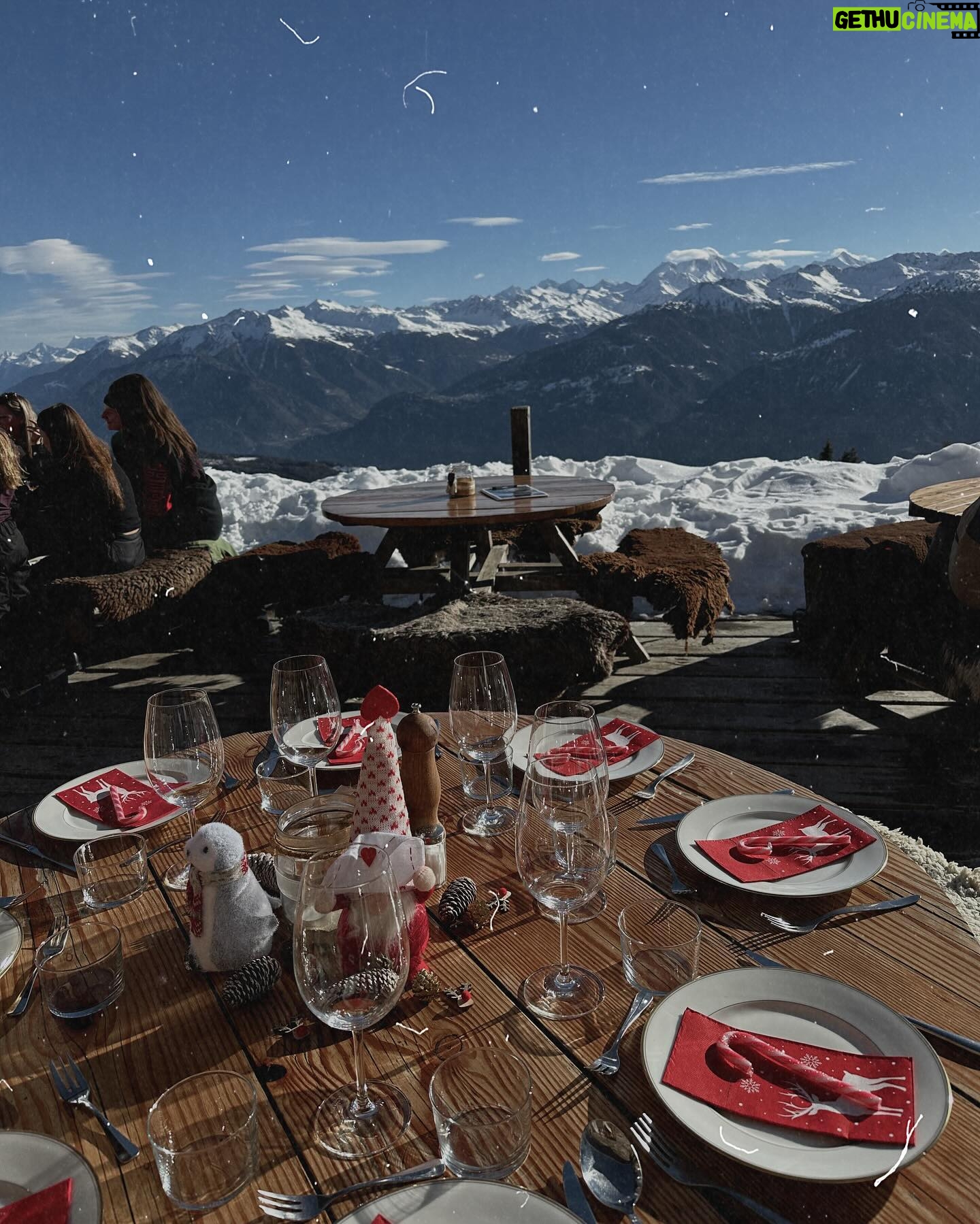 Elsa Dasc Instagram - Camera Roll d’une journée de Noël parfaite: 1. Cure of water 💦 2. Parents to be 💌 3. I like the view 🏔️ 4. With my Barbie girl 🎀 5. Let it snow ❄️ 6. Table details 🍽️ 7. My Santa baby 🎅