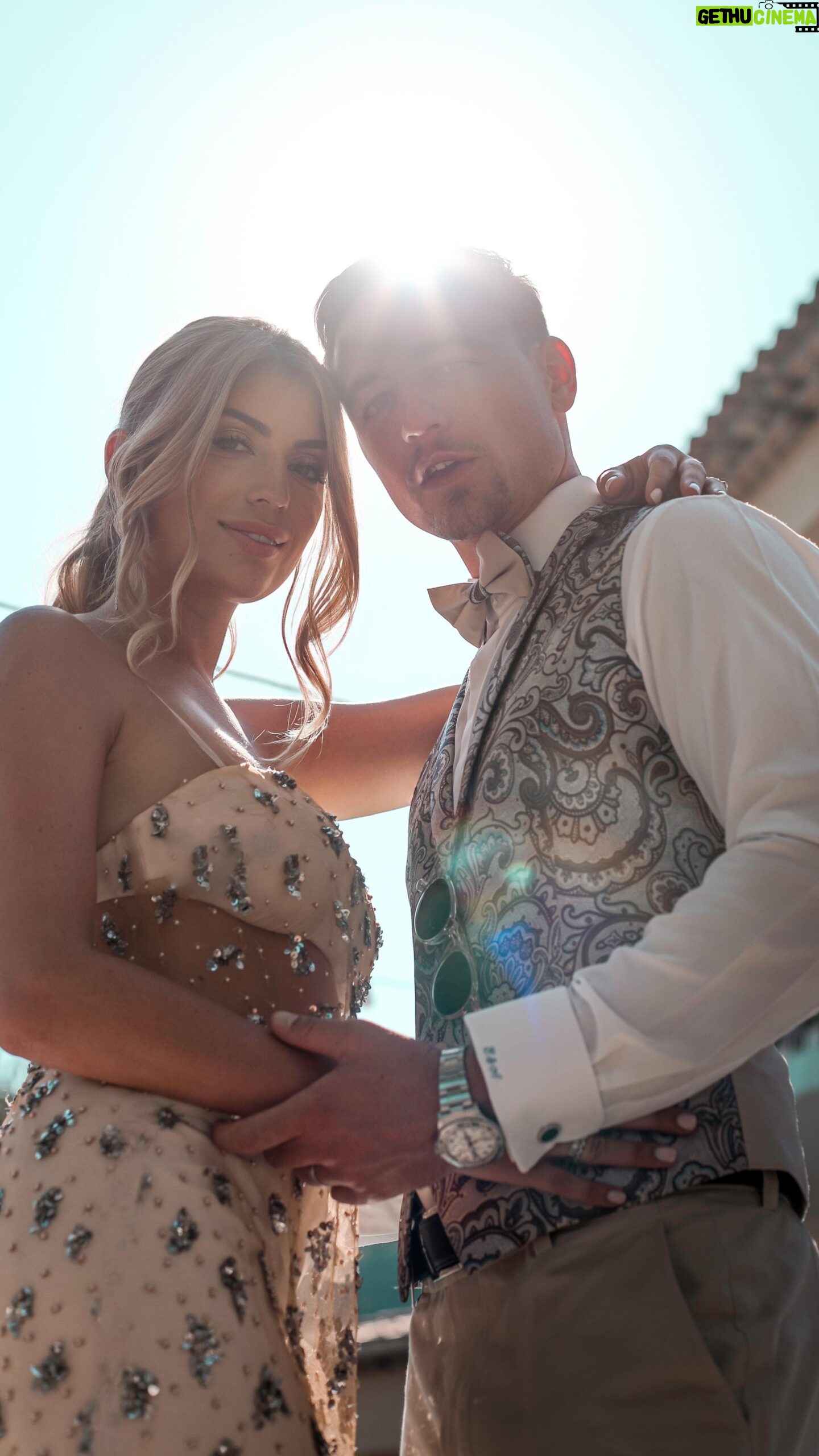 Elsa Dasc Instagram - 4 ans déjà 💍 Noces de Cire 🕯️ Un amour solidifié au fil de ces 4 années ✨ À nous 👩❤️💋👨 #WeddingMemories 🤍