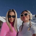 Elsa Dasc Instagram – Camera Roll d’une journée de Noël parfaite:
1. Cure of water 💦 
2. Parents to be 💌
3. I like the view 🏔️ 
4. With my Barbie girl 🎀
5. Let it snow ❄️ 
6. Table details 🍽️ 
7. My Santa baby 🎅