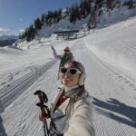Elsa Dasc Instagram – Camera Roll d’une journée de Noël parfaite:
1. Cure of water 💦
2. Parents to be 💌
3. I like the view 🏔️
4. With my Barbie girl 🎀
5. Let it snow ❄️
6. Table details 🍽️
7. My Santa baby 🎅