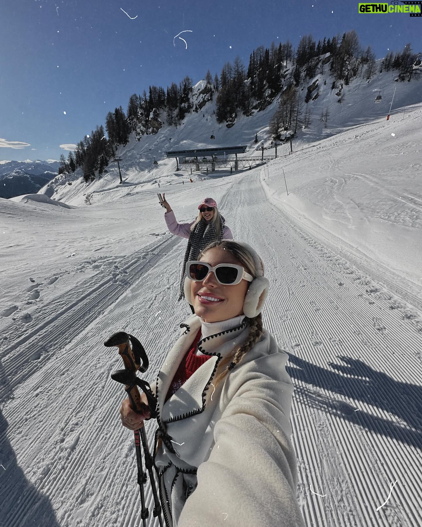 Elsa Dasc Instagram - Camera Roll d’une journée de Noël parfaite: 1. Cure of water 💦 2. Parents to be 💌 3. I like the view 🏔️ 4. With my Barbie girl 🎀 5. Let it snow ❄️ 6. Table details 🍽️ 7. My Santa baby 🎅