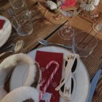 Elsa Dasc Instagram – Camera Roll d’une journée de Noël parfaite:
1. Cure of water 💦
2. Parents to be 💌
3. I like the view 🏔️
4. With my Barbie girl 🎀
5. Let it snow ❄️
6. Table details 🍽️
7. My Santa baby 🎅