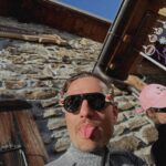 Elsa Dasc Instagram – Camera Roll d’une journée de Noël parfaite:
1. Cure of water 💦
2. Parents to be 💌
3. I like the view 🏔️
4. With my Barbie girl 🎀
5. Let it snow ❄️
6. Table details 🍽️
7. My Santa baby 🎅