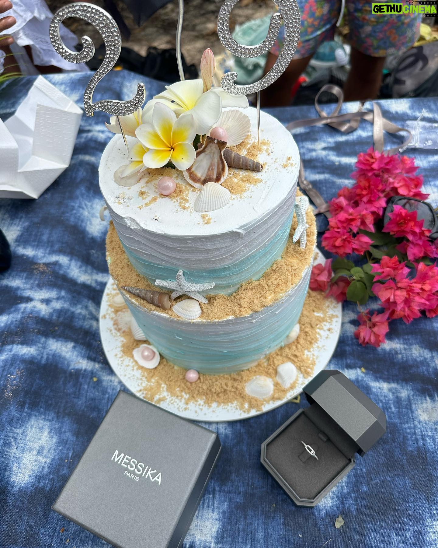 Elsa Dasc - 35.7K Likes - 🎂 5 choses qui ont rendu mes 29 ans unique
1. Le retour de ma Chiara 🤍
2. Un gâteau si parfait 🍰
3. Des parents heureux😍
4. La présence de mes amis🎵
5. Mes chaussures de mer🪼
#birthdaygirl #islandlife #mauritius
⚓️ @zilecruise
🧁 @pensee_gourmande
Collaboration commerciale