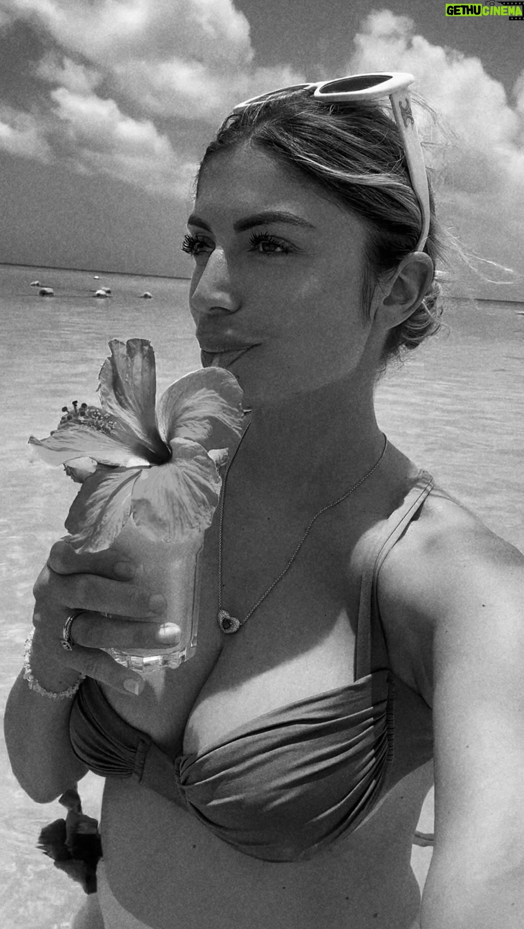 Elsa Dasc Instagram - Tag quelqu’un qui veut échanger le froid contre du soleil 🥶🌞 #ExpatLife #Mauritius