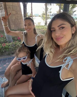 Elsa Dasc Instagram - ☀️CONCOURS POUR PRÉPARER SON ÉTÉ

Avec @poumpoumswim nous vous offrons la chance de remporter l’essentiel pour être prête pour votre été ! 🏖️👙 

Le lot comprend : 
🤎 Deux maillots uniques 
🤎 Un bijoux au choix 
🤎 Une pièce de prêt à porter au choix 
🤎 Un panier en raphia au choix 
 
Pour participer c’est simple : 

✨Liker le post 
✨Suivre @poumpoumswim @poumpoumforkids 
✨Tagguez deux amis dans les commentaires pour les inviter à participer 

Fin de concours dimanche 28 avril à 23h59 ✨

Ps : Pour les plus impatientes voici un code promo pour profiter de la nouvelle collection sans plus tarder ✨ELSA10

Publicité
