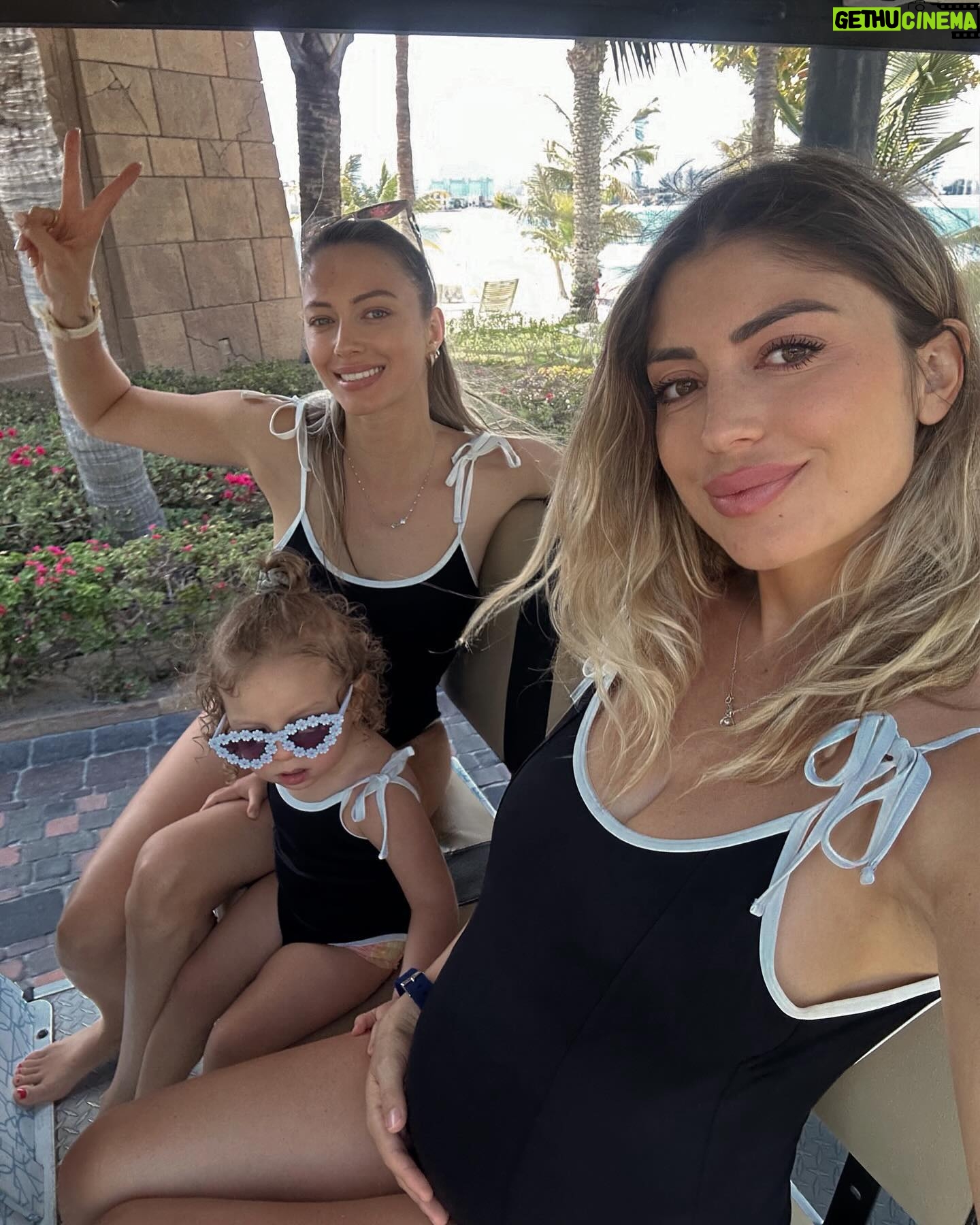 Elsa Dasc - 26.9K Likes - ☀️CONCOURS POUR PRÉPARER SON ÉTÉ
Avec @poumpoumswim nous vous offrons la chance de remporter l’essentiel pour être prête pour votre été ! 🏖️👙
Le lot comprend :
🤎 Deux maillots uniques
🤎 Un bijoux au choix
🤎 Une pièce de prêt à porter au choix
🤎 Un panier en raphia au choix
Pour participer c’est simple :
✨Liker le post
✨Suivre @poumpoumswim @poumpoumforkids
✨Tagguez deux amis dans les commentaires pour les inviter à participer
Fin de concours dimanche 28 avril à 23h59 ✨
Ps : Pour les plus impatientes voici un code promo pour profiter de la nouvelle collection sans plus tarder ✨ELSA10
Publicité