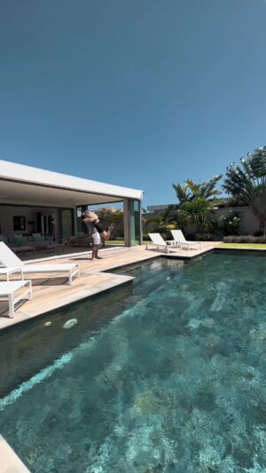 Elsa Dasc Instagram - Ravie de partager que notre maison, que beaucoup d’entre vous connaissent déjà, est maintenant officiellement la nôtre ! 🔑 🏠 
Cette étape est significative pour nous, un véritable investissement, un pas en avant vers une vie remplie de belles et heureuses années à venir 💫

#NouvelleÉtape #ChezNous 🤍✍️