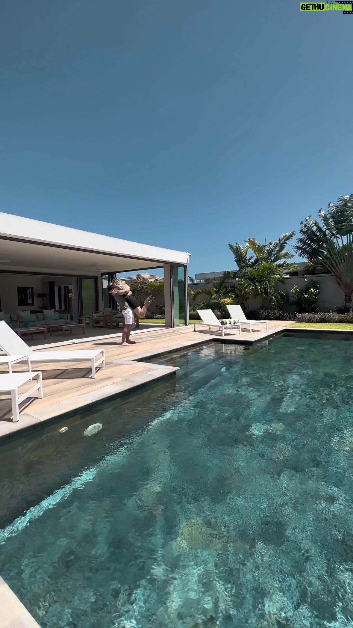 Elsa Dasc - 30.8K Likes - Ravie de partager que notre maison, que beaucoup d’entre vous connaissent déjà, est maintenant officiellement la nôtre ! 🔑 🏠
Cette étape est significative pour nous, un véritable investissement, un pas en avant vers une vie remplie de belles et heureuses années à venir 💫
#NouvelleÉtape #ChezNous 🤍✍️