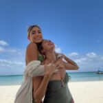 Elsa Dasc Instagram – Une sœur pleine de vie, une sœur dévouée pour les autres, mon model, mon pillier, et bientôt marraine de mon fils, à toi ma sœur 🎂 Joyeux anniversaire @leslie_dasc 🌴🐚 #dascsisters