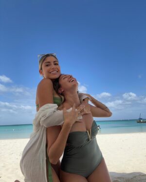 Elsa Dasc Instagram - Une sœur pleine de vie, une sœur dévouée pour les autres, mon model, mon pillier, et bientôt marraine de mon fils, à toi ma sœur 🎂 Joyeux anniversaire @leslie_dasc 🌴🐚 #dascsisters