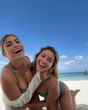 Elsa Dasc Instagram - Une sœur pleine de vie, une sœur dévouée pour les autres, mon model, mon pillier, et bientôt marraine de mon fils, à toi ma sœur 🎂 Joyeux anniversaire @leslie_dasc 🌴🐚 #dascsisters