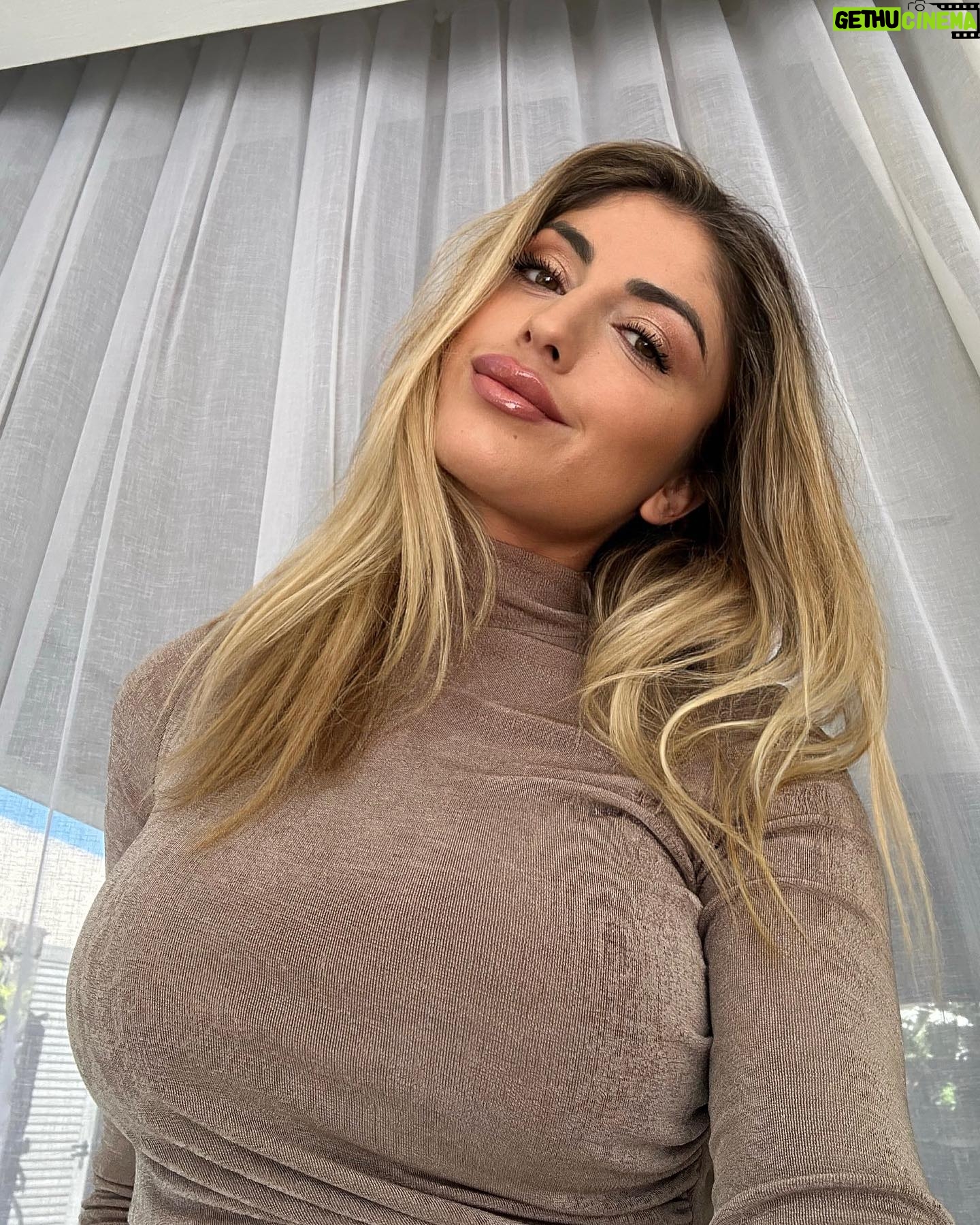 Elsa Dasc Instagram - On accueille l’automne comme il se doit avec une nouvelle garde robe 🍂