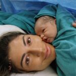 Elsa Dasc Instagram – Donner la vie 🕊️ 🩵
Qu’est ce que j’aimerais pouvoir arrêter le temps et revivre cet instant
Une césarienne programmée était pas du tout dans mes plans, mais pourtant j’ai vécu mon accouchement à 100% 
Ce petit coquin avait décidé de ne pas se retourner et garder sa petite tête en haut, un accouchement par voie basse aurait provoqué une arrivé longue et douloureuse avec des complications possibles aussi bien pour moi que pour lui 
Même si c’était à refaire je ne changerais rien de chaque seconde du moment que l’on a vécu
Malgres ma crise de tétanie avant, une fois l’anesthésie posée et qu’Arthur rentre enfin me rejoindre dans la salle d’opération, j’ai su qu’on allait vivre le plus beau moment du monde, cette fameuse rencontre 
9 mois dans mon ventre et en 15 minutes t’y voila sorti 
Nous avons eu une chance inouïe de faire du peau à peau dès sa sortie 
Pendant de très longues minutes j’ai pu sentir son visage, sa peau si douce, une fois sur moi il ne pleurait plus et nous regardait, croiser enfin son regard d’ange et lui faire des bisous tout en sentant les larmes de joie d’Arthur coulait sur mes joues 🥹
Ce fut la plus belle vision d’amour que j’ai vécu 🤍
Merci à mon super gynecologue pour m’avoir mis à l’aise tout le long de ma grossesse jusqu’à ce jour et surtout merci à mon pédiatre d’avoir capturé ce moment sans même qu’on pense à lui demander 📸