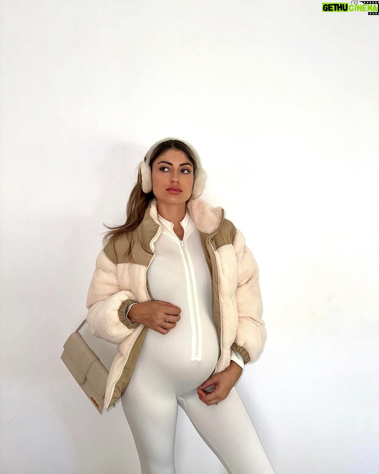 Elsa Dasc - 34.2K Likes - Nous voilà déjà à mi-parcours, le temps passe si vite
Je réalise encore plus lorsque je le sens bouger chaque jour 🤍