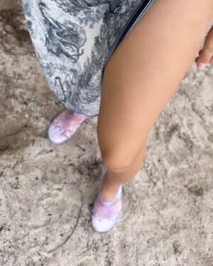 Elsa Dasc Instagram - 🎂 5 choses qui ont rendu mes 29 ans unique
1.  Le retour de ma Chiara 🤍
2. Un gâteau si parfait 🍰
3. Des parents heureux😍
4. La présence de mes amis🎵
5. Mes chaussures de mer🪼 
#birthdaygirl #islandlife #mauritius 
⚓️ @zilecruise 
🧁 @pensee_gourmande
Collaboration commerciale