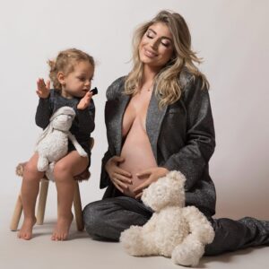 Elsa Dasc Instagram - Double dose de bonheur 🖤 2 ans déjà ma Chiara 🎂 Désolé pour le retard ton cousin arrive incessamment sous peu 🎁 Joyeux Anniversaire à ma nièce que j’aime plus que tout au monde 🌎 

📷 @bbking_photos 
👄 @perma.ink 
✂️ @dh.by.ahlem
Prestation offerte
