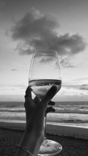 Elsa Dasc Instagram - À ces 9 mois d’amour et d’eau fraîche 🥤🤍
En vrai vous allez me manquer 🫡
Tomber enceinte fin août et accoucher en Mai 😎
#jokes