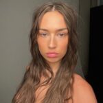 Elsie Hewitt Instagram – does photoshoot
takes iphone selfies w the strobe lamp