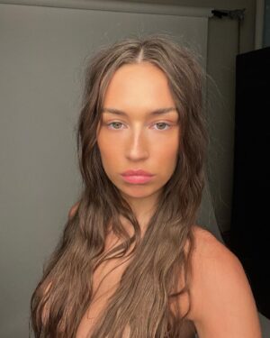 Elsie Hewitt Instagram - does photoshoot
takes iphone selfies w the strobe lamp