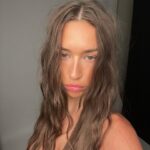 Elsie Hewitt Instagram – does photoshoot
takes iphone selfies w the strobe lamp