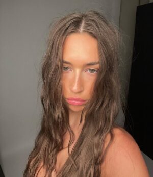Elsie Hewitt Instagram - does photoshoot
takes iphone selfies w the strobe lamp