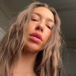 Elsie Hewitt Instagram – does photoshoot
takes iphone selfies w the strobe lamp