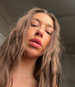 Elsie Hewitt Instagram - does photoshoot
takes iphone selfies w the strobe lamp