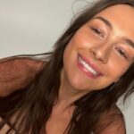 Elsie Hewitt Instagram – does photoshoot
takes iphone selfies w the strobe lamp
